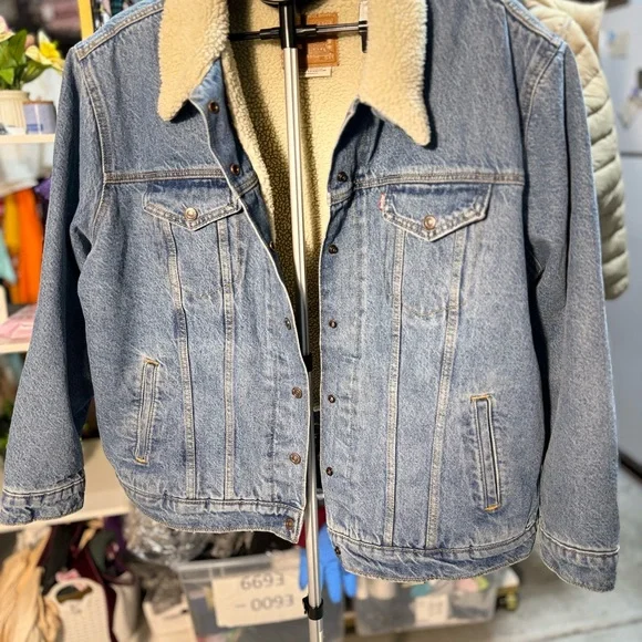 Levi's Light Blue Denim Jacket with Cream Collar - Picture 8 of 15